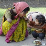 Двухлетняя дочь кормит свою мать….