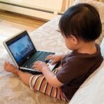 — Мама, а как правильно писать: какаишь или какаешь?!