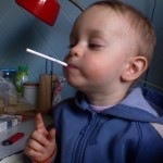 В Голландии вышли в продажу детские сигареты для детей от 3 лет. При поджигании в них плавится карам…