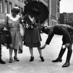 Полиция измеряет длину платьев, Берлин, 1920-е…