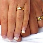 Обручальные кольца часто носят на безымянном пальце левой руки, так как …