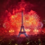 Новогодний салют над Эйфелевой башней, Париж, Франция…
