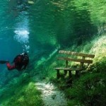 Это озеро на самом деле парк в Австрии. Зимой и осенью здесь можно прогуляться по окруженному горами…