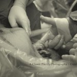 Потрясающее фото… Маленький человек, Nevaeh Atkins, схватила доктора за палец во время проведения …
