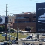 В 2009 году Audi разместила рекламный щит модели A4, глаcящий: «Твой ход, BMW». В ответ рядом был ус…