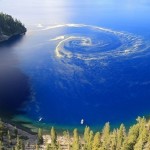 Пыльца на поверхности Кратерного озера в Орегоне закручивается в гигантском водовороте…….