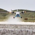 На острове Барра, входящем в территорию Шотландии, расположен уникальный аэропорт с песчаными взлётн…
