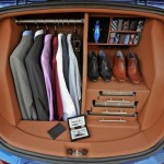 Мужской гардероб в багажнике автомобиля…