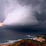 Ураган надвигается на пляж Эра недалеко от Сиднея…