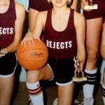 Эта милая девочка с кубком за первенство в баскетбольном матче на самом деле — Бред Питт, ему здесь …
