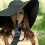Молчание и улыбка – это два мощных оружия. Улыбка является способом решения многих проблем, молчание…