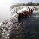 Купель дьявола — горный пруд африканского водопада Виктория. Это углубление сложно заметить, но мест…