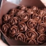 Приятно удивляйте любимых женщин, например шоколадными розами…….