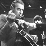 Пол Маккартни показывает Л.И.Брежневу аккорды одной из своих песен в перерыве неофициального концерт…