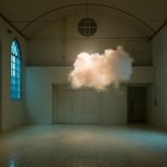 Сбалансировав температуру, влажность и освещение датский художник Berndnaut Smilde создал облако в ц…