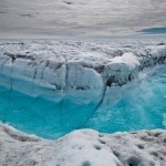 Талые воды образовали реку на леднике в Гренландии….