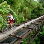 Индонезия, мост, по которому дети добираются в школу.