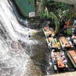 Невероятный ресторан расположен у красивого водопада курорта Villa Escudero на Филиппинах……
