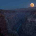 Полная луна над Большим Каньоном, США….