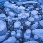Замерзшие пузыри метана на озере Авраам, Канада….