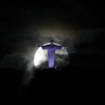 Полная Луна повисла над статуей Христа-Искупителя в Рио-де-Жанейро, Бразилия……