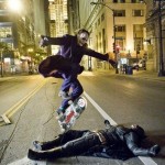 Хит Леджер в роли Джокера перепрыгивает на скейтборде через Кристиана Бейла в роли Бэтмена во время …