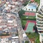 Фавелы, Бразилия. Четкая граница между богатыми и бедными…….