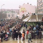 Очередь в первый Макдональдс 1990 год.  В день открытия в ресторане побывало 30 тыс. посетителей, чт…