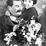 На этой уникальной фотографии показано, как букет дарит Йосифу Сталину китайца в дань о примирении с…