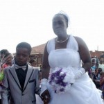 В небольшой деревеньке, недалеко от столицы ЮАР, состоялась свадьба 8-летнего мальчика и 61-летней ж…