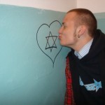 Ник Черников открыто показывает свою любовь к его новой религии — иудаизму…….