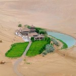 Природное чудо — озеро Полумесяца в пустыне Гоби…