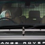 Королева Англии Елизавета II за рулем Range Rover…