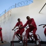 В крупнейшей тюрьме Бразилии Санта–Рита–ду–Сапукаи установили велотренажеры, занимаясь на которых мо…