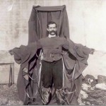 В 1912 году, один изобретатель придумал удивительное изобретение пальто-парашют, и решил опробовать …