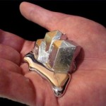 Галлий — метал, имеющий температуру плавления 29,8 градусов. Если взять его в руку, он начнет плавит…