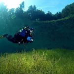 Водолаз плавает в кристально чистом озере Sameranger в Тироле, Австрия. Фотография была сделана на г…