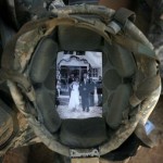 Свадебная фотография американского военного в его каске