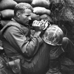1953 г., Корея. Сержант морской пехоты Фрэнк Прейтор с помощью пипетки кормит молоком маленького кот…