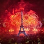 Новогодний салют над Эйфелевой башней, Париж, Франция…