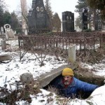 Бомж 15 лет живет в могиле на кладбище
