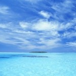 Лазурный океан под голубым небом….