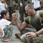 Больше чем фото! Американский солдат пытается оторвать руку бедному иракскому мальчику. Его сослужив…