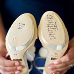 Интересная греческая традиция: перед церемонией невеста пишет имена своих незамужних подруг на подош…