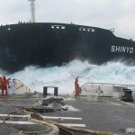 Китайское судно «Шиньо Савако» пытается пришвартоваться к большому буксиру…….