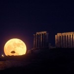Восход полной луны над храмом Посейдона, Афины, Греция…