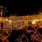 Ночной Дубай. Слева можно увидеть искусственный остров Пальма Джумейра, а самая яркая точка справа -…