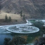 Крайне редко на некоторых реках можно наблюдать идеально ровные ледяные круги…….