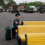 Ветеран войны из Беларуси Константин Пронин сидит на скамейке в парке Горького 9 мая 2011 года. Он н…