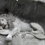 Знаменитый во всём мире па­мятник Люцерна (Швейцария) — Умирающий лев. Он был высечен в скале в памя…
